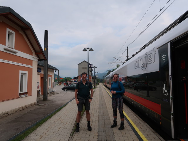 Ronald und Ursa im Bahnhof Roßleithen, 590 m