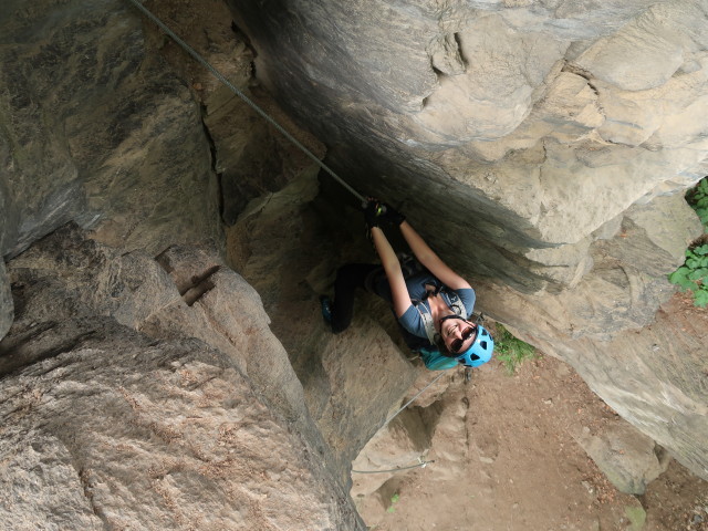 Peterlesteig: Sabine im Kamin