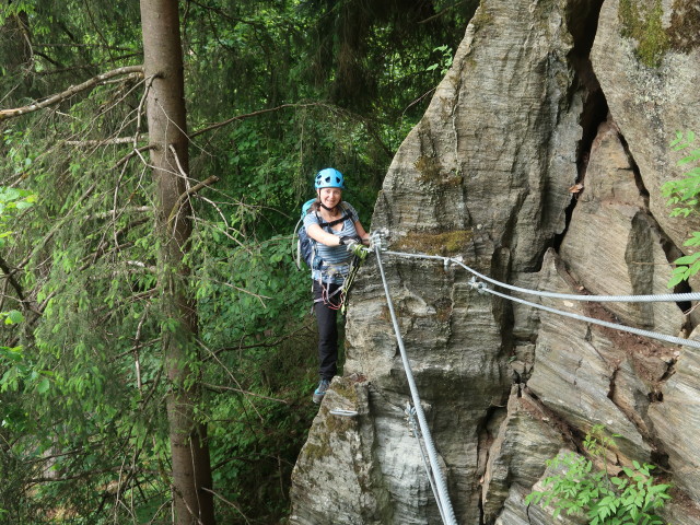 Piburger Klettersteig: Sabine vor der Seilbrücke