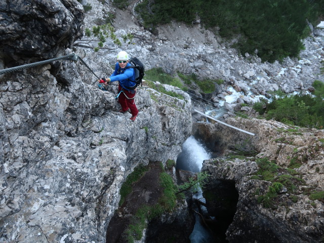Klettersteig 'Verborgene Welt': Roland zwischen 2. und 3. Seilbrücke