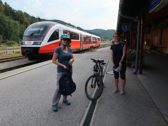 Sabine und Hannelore im Bahnhof Aspang, 506 m