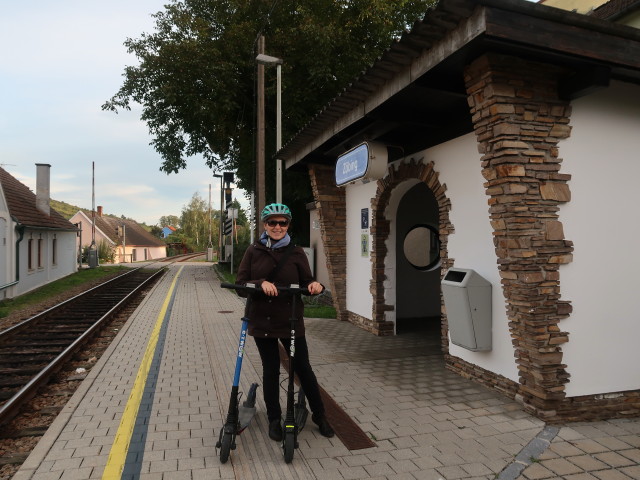Sabine im Bahnhof Zöbing