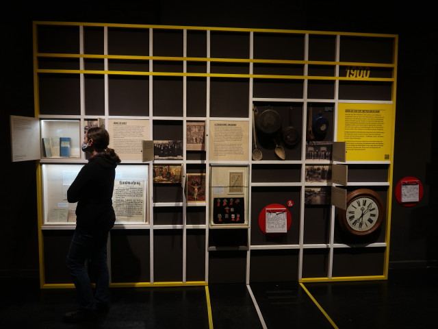 Sabine in der Sonderausstellung 'Arbeit ist unsichtbar'