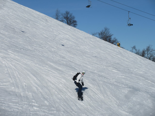 Janna auf der Gipfelhang-Abfahrt