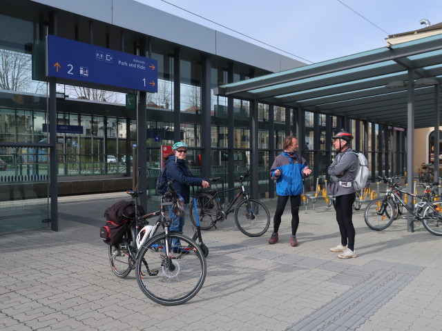 Sabine, Jörg und Erich im Bahnhof Melk, 230 m