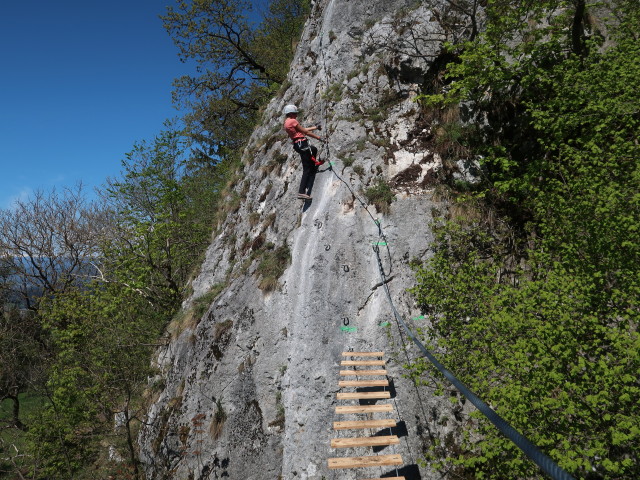 Ruine Rabenstein-Klettersteig: Larissa nach der Nepalbrücke