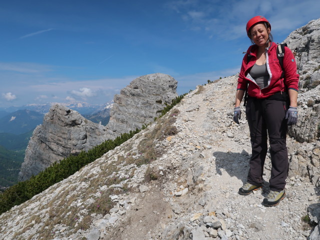 Angela zwischen Südwandband-Klettersteig und Buchsteinhaus (5. Juni)