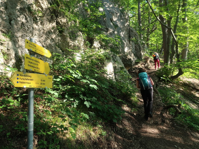 Sabine und Hannelore zwischen Holzschlag und Couloir-Stiege
