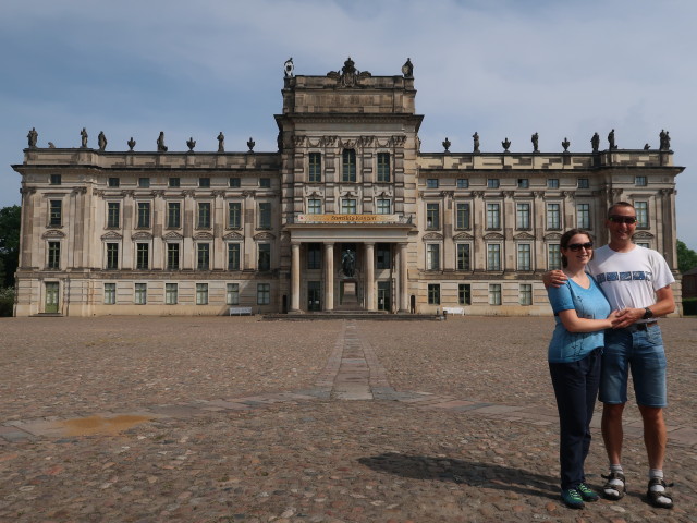 Sabine und ich beim Schloss Ludwigslust (20. Juni)