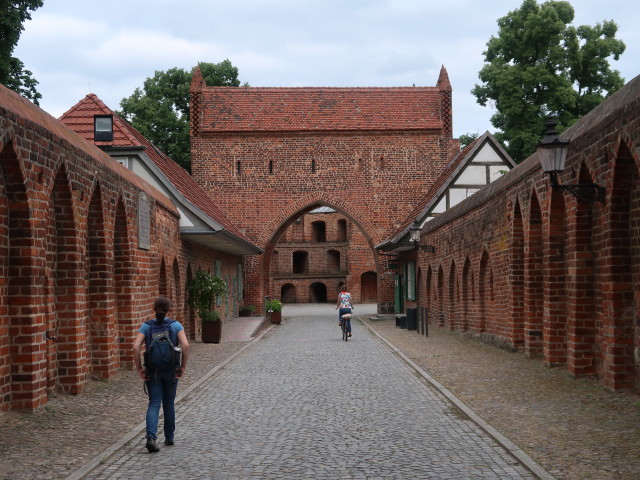 Sabine im Friedländer Tor in Neubrandenburg (25. Juni)
