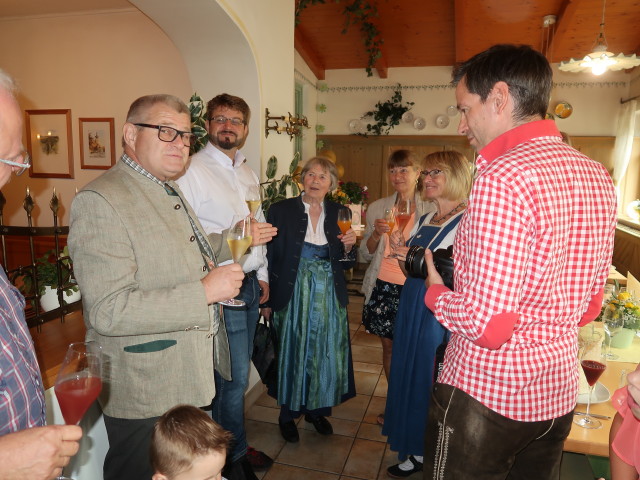 Franz, Franz, Markus, Oma, Eveline, Mama und Stefan im Buschenschank Gilg