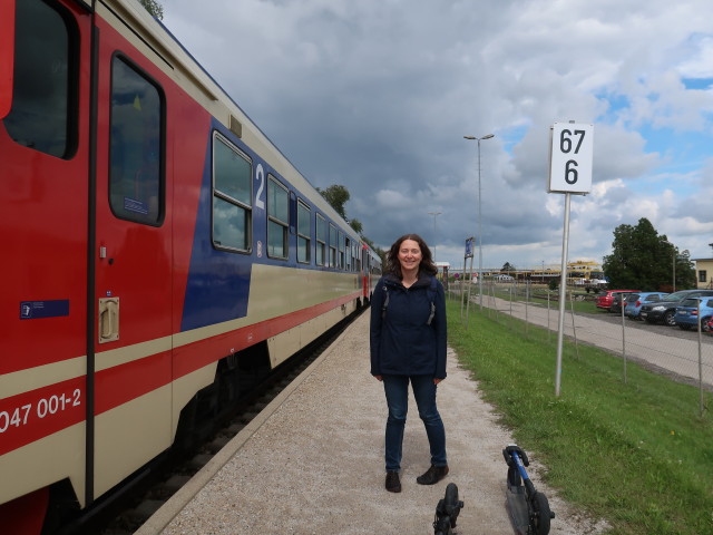 Sabine im Bahnhof Hart-Wörth