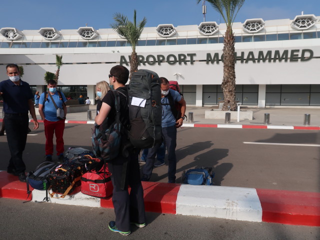 Abdeslam, Andreas, Petra, Ronald und Hans-Jörg im Aéroport international de Mohammed V - Nouasseur in Casablanca (2. Okt.)