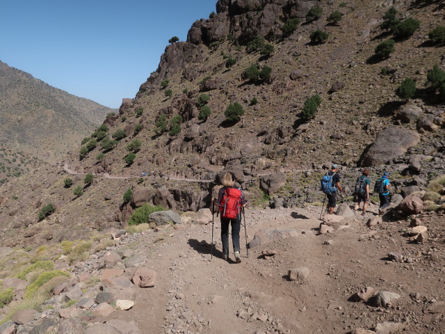 Petra, Hans-Jörg, Ronald und Abdeslam zwischen Sidi Chamharouch und Around (30. Sep.)