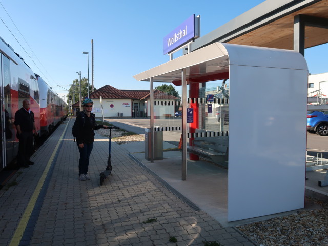 Sabine im Bahnhofs Wolfsthal, 150 m