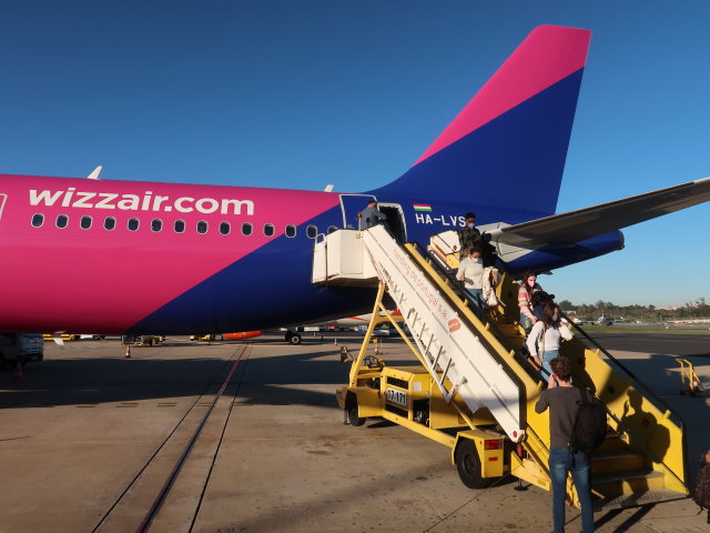 W6 2843 am Aeroporto de Lisboa (26. Nov.)