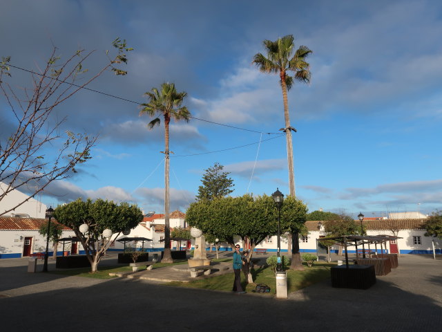 Ronald im Jardim do Largo Marques de Pombal in Porto Covo (27. Nov.)