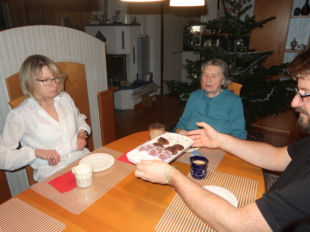 Mama, Oma und Markus (24. Dez.)