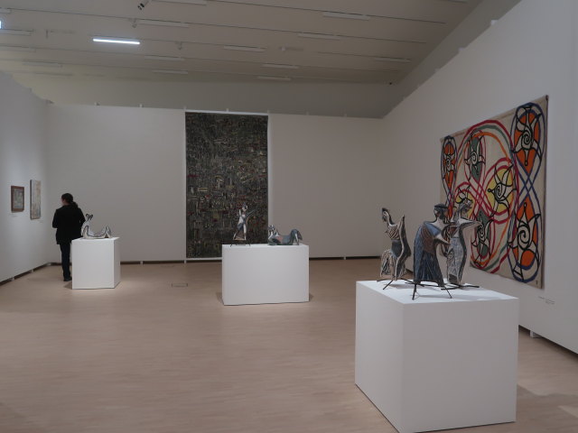 Sabine in der Ausstellung 'Auf zu Neuem - Drei Jahrzehnte von Schiele bis Schlegel aus Privatbesitz'