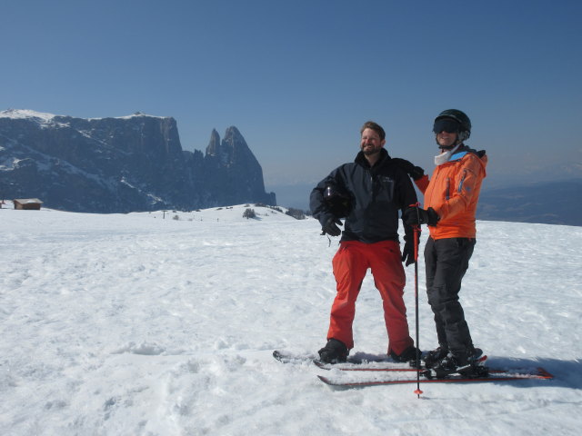 Markus und ich neben der Bergstation der Sesselbahn Panorama, 2.015 m (25. März)