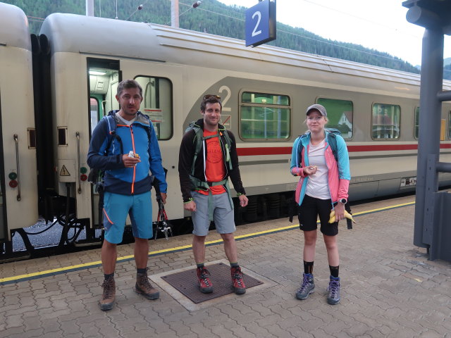 Georg, Christian und Sarah im Bahnhof Mallnitz-Obervellach, 1.182 m (2. Juli)