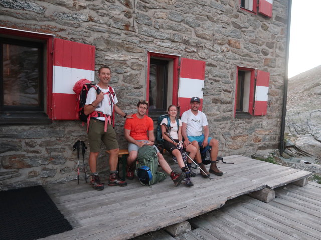 Ich, Christian, Sarah und Georg bei der Duisburger Hütte, 2.573 m (2. Juli)