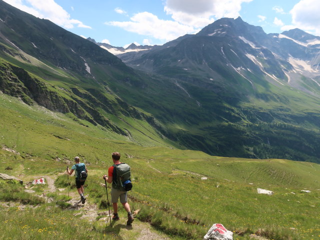 Sarah und Christian zwischen Riffelscharte und Erlehenalm (3. Juli)