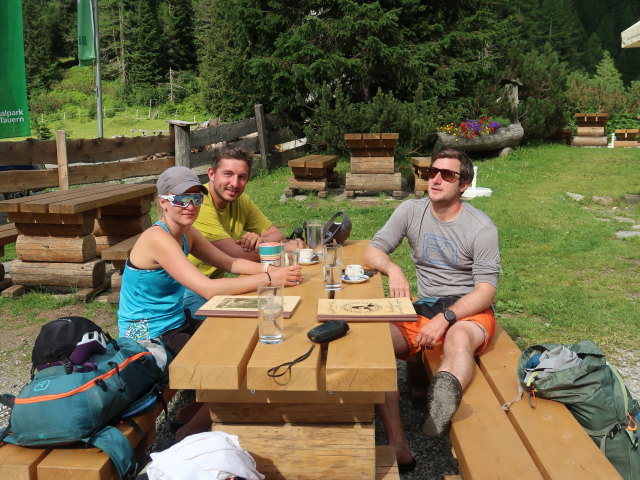 Sarah, Georg und Christian beim Naturfreundehaus Kolm-Saigurn, 1.598 m (3. Juli)
