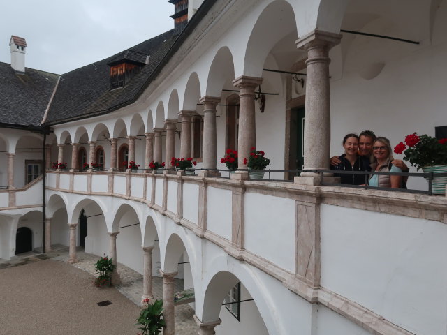 Sabine, ich und Mama im Seeschloss Ort, 425 m