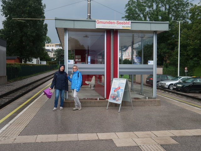 Sabine und Mama im Seebahnhof Gmunden, 425 m