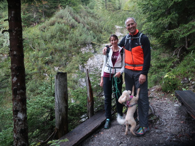 Larissa und Frank zwischen Gasthof Baumgartner und Mitzl-Moitzl-Hütte