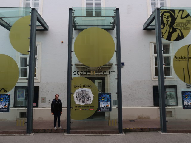 Sabine beim Stadtmuseum St. Pölten