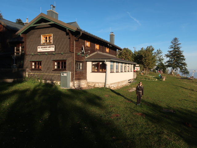 Sabine bei der Wilhelm-Eichert-Hütte, 1.052 m