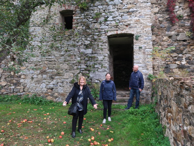 Annamarie, Sabine und Robert bei der Stadtmauer