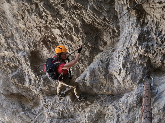 Tristans Kirchboden-Klettersteig: Hannelore in der Höhle