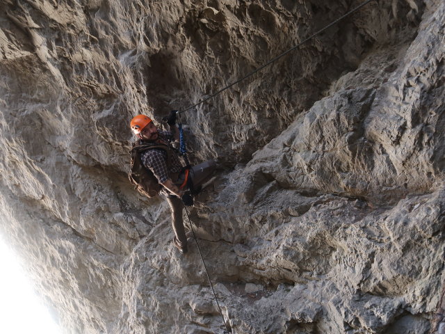 Tristans Kirchboden-Klettersteig: Manuel in der Höhle