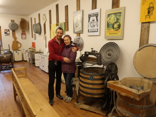 Ich und Sabine im Wäschepflegemuseum in Schönbach