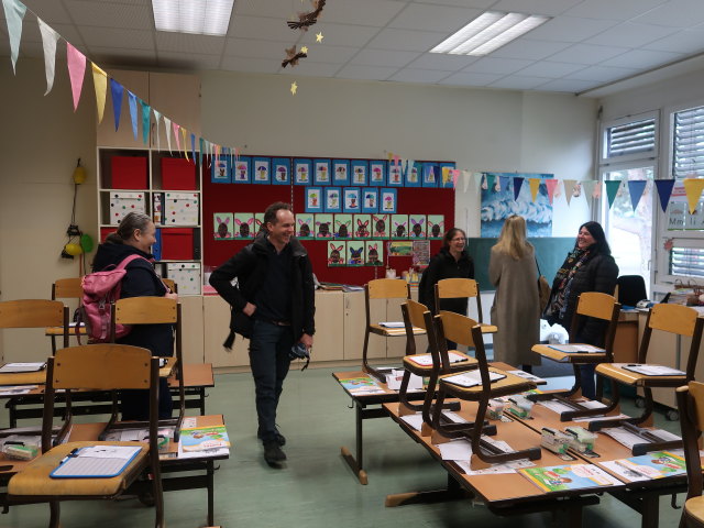 Susanne, Wolfgang, Cornelia, Alexandra und Isabella in der Volksschule Klenaugasse