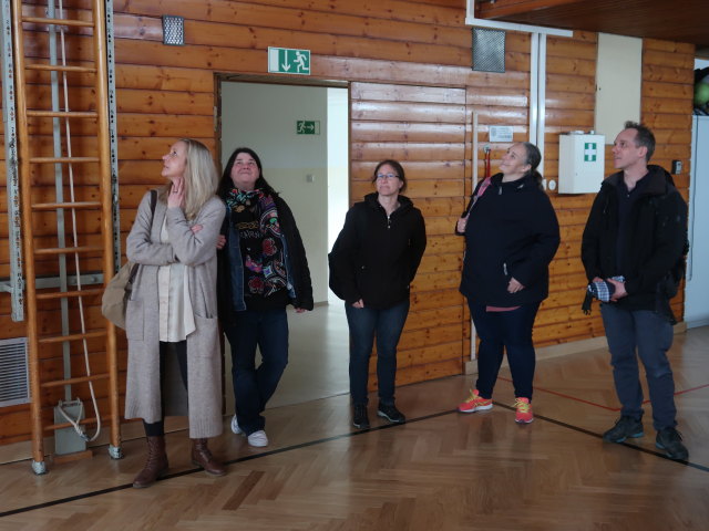 Alexandra, Isabella, Cornelia, Susanne und Wolfgang in der Volksschule Klenaugasse