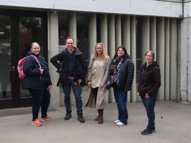 Susanne, Wolfgang, Alexandra, Isabella und Cornelia bei der Volksschule Klenaugasse
