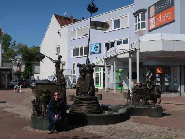 Sabine beim Brunnen am Rondell in Homburg (18. Mai)