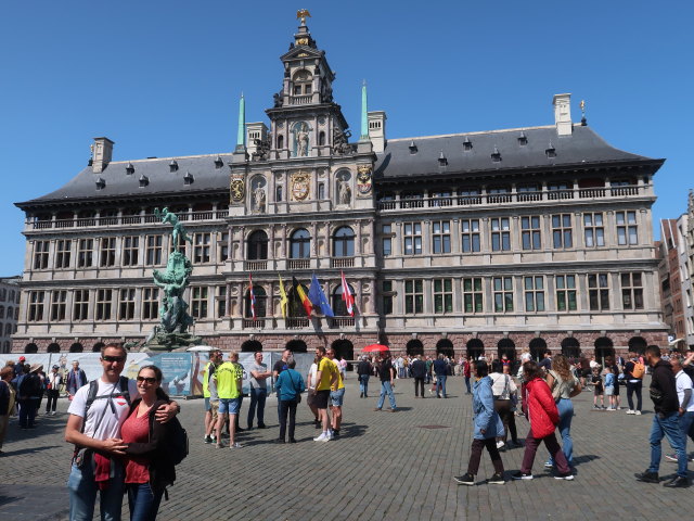 Ich und Sabine beim Stadhuis in Antwerpen (27. Mai)
