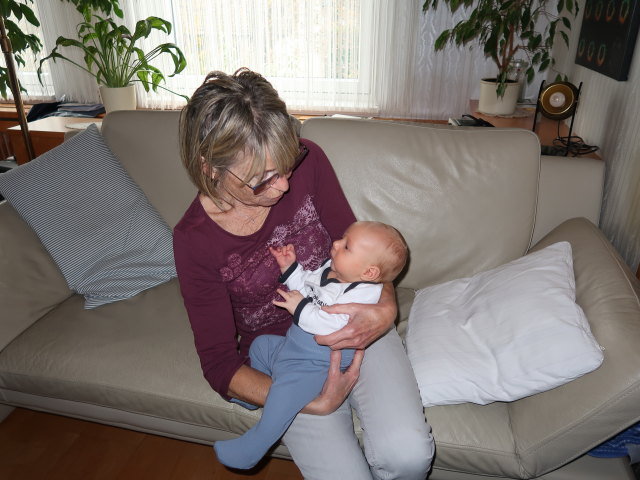 Mama und Nils im Haus meiner Eltern
