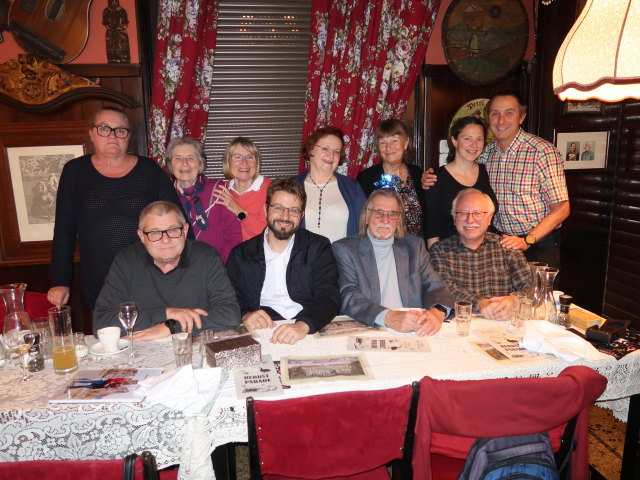 Karin, Franz, Oma, Mama, Markus, Brigitte, Papa, Eveline, Sabine, Franz und ich im Marchfelderhof