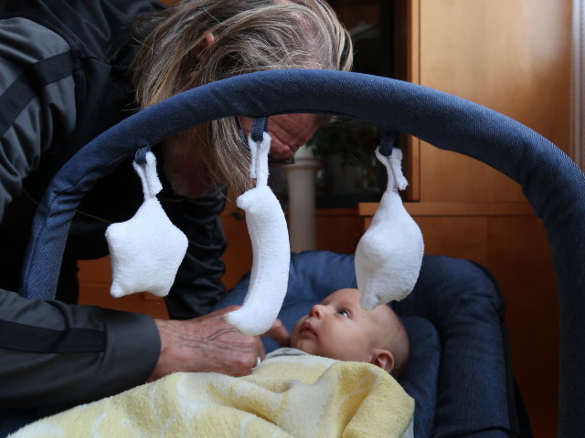 Papa und Nils im Haus meiner Eltern