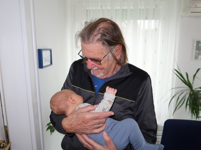 Nils und Papa im Haus meiner Eltern