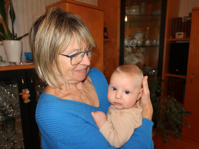 Mama und Nils im Haus meiner Eltern