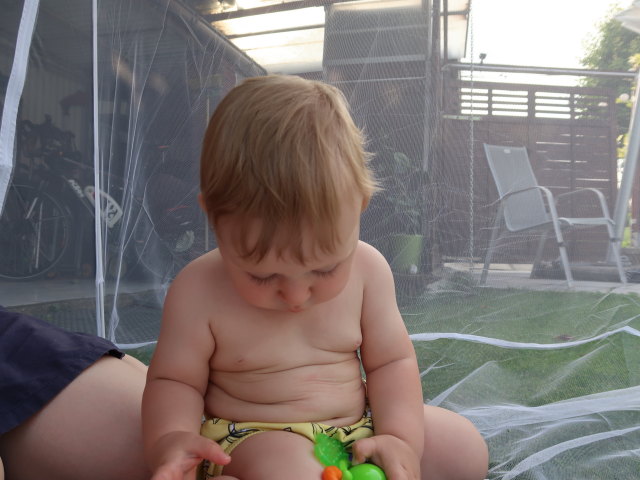 Nils im Garten meiner Eltern