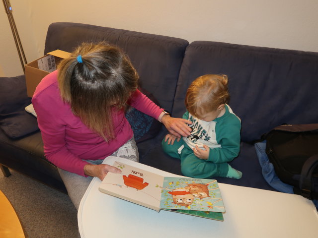 Mama und Nils in unserer Wohnung