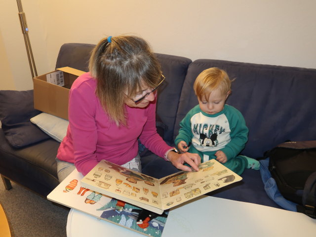 Mama und Nils in unserer Wohnung